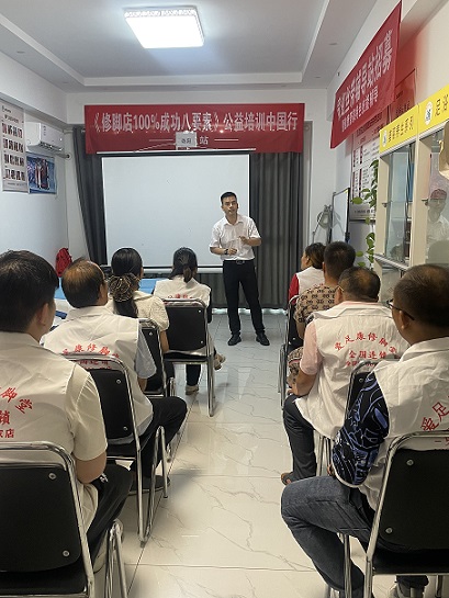 愛足康修腳堂總部楊老師正在給來自山東 江西 南陽 新鄉(xiāng) 洛陽等地學(xué)員們培訓(xùn)講解《頸肩背按摩》